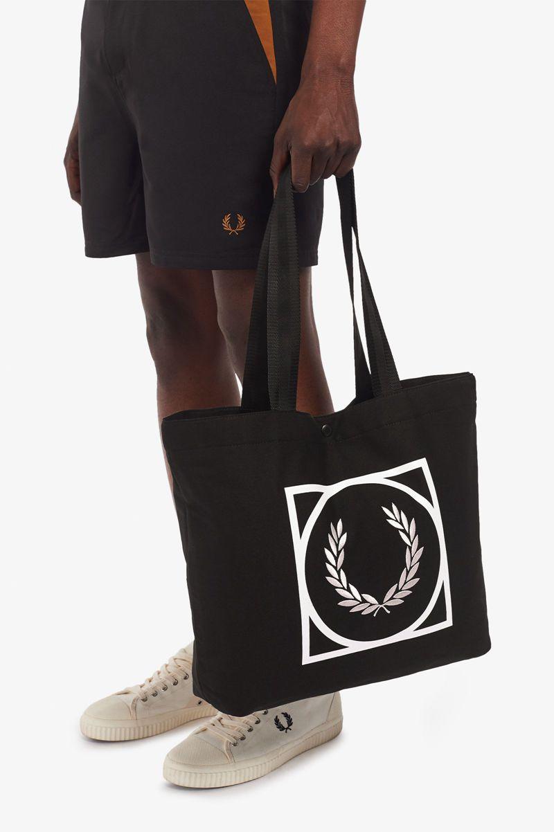 Black Fred Perry Graphic Print Tote Women's Bags | PH 1818XYUF